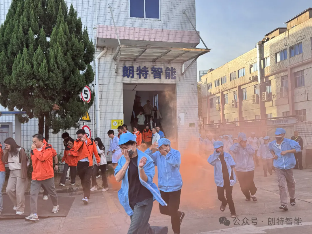 筑牢安全双防线—— 97至尊国际官网智能发展消防演练与反诈宣传活动